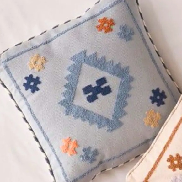 Urban Outfitters Nisa Crewel Pillow - Picture 2 of 8
